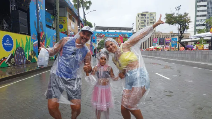 Pais levaram a filha, mesmo na chuva