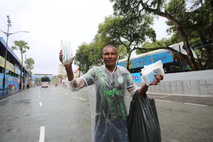 José Roberto vende capas de chuva