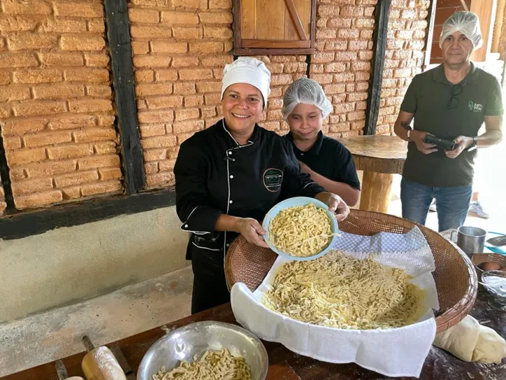 A chefe Márcia Soares no preparo de macarrão artesanal