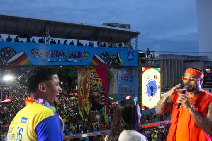 Imagem ilustrativa da imagem Parangolé faz homenagem aos garis durante desfile no Campo Grande