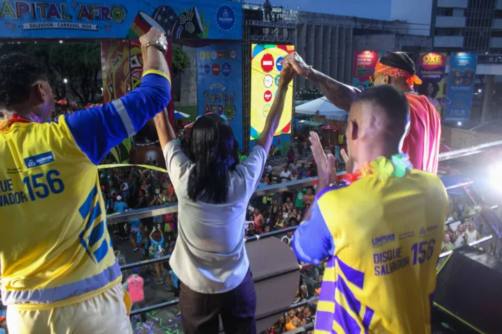 Imagem ilustrativa da imagem Parangolé faz homenagem aos garis durante desfile no Campo Grande