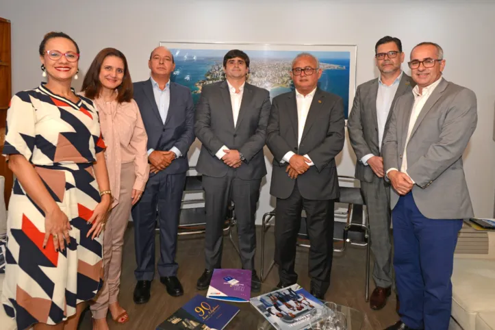 Presentes na reunião: Clessia Lobo (SESI), Edneide Lima (IEL), Luciano Neves, Diretor de Relações Institucionais de A TARDE, João de Mello Leitão, presidente de A TARDE, Carlos Henrique Passos (FIEB), Evandro Mazo  (Senai) e Luís Breda (Senai CIMATEC)