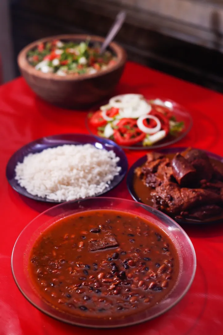 Imagem ilustrativa da imagem Prato típico, a feijoada tornou-se um símbolo do verão baiano