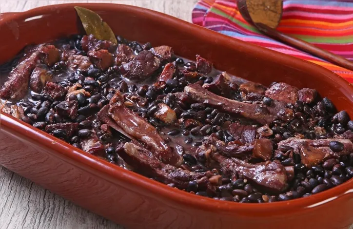 Imagem ilustrativa da imagem Prato típico, a feijoada tornou-se um símbolo do verão baiano