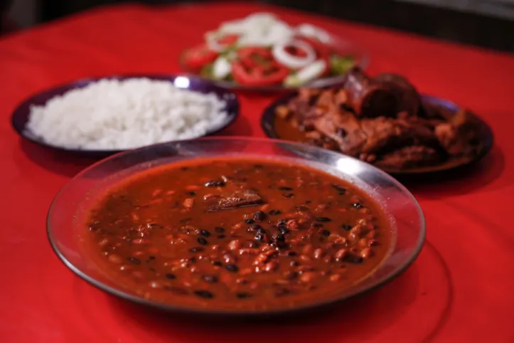 Imagem ilustrativa da imagem Prato típico, a feijoada tornou-se um símbolo do verão baiano