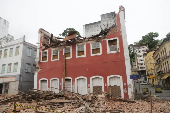 Prédio desabou no Comércio na tarde desta quinta-feira