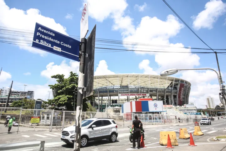 Placa com o nome Avenida Presidente Costa e Silva