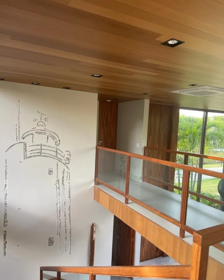 Em paredes, tetos e pisos, madeira imprime estilo
