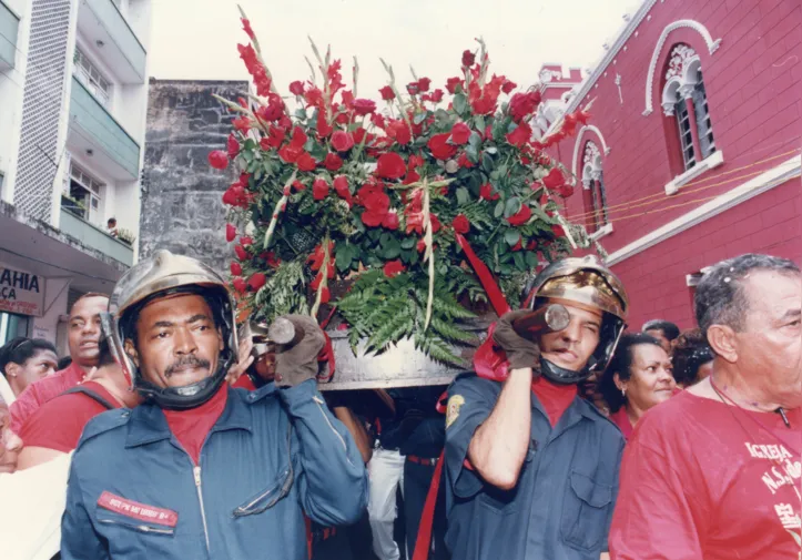 O quartel dos bombeiros costuma recepcionar a festa, pois Santa Bárbara é padroeira da corporação.