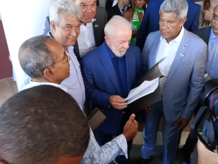 Presidente Lula recebe carta do sindicato dos metalúrgicos relatando situação da Caraíba.