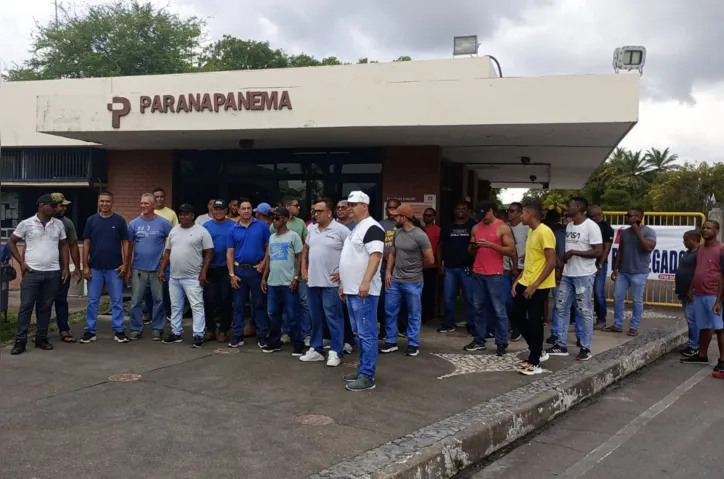 Trabalhadores da Caraíba Metais acamparam na porta da empresa.