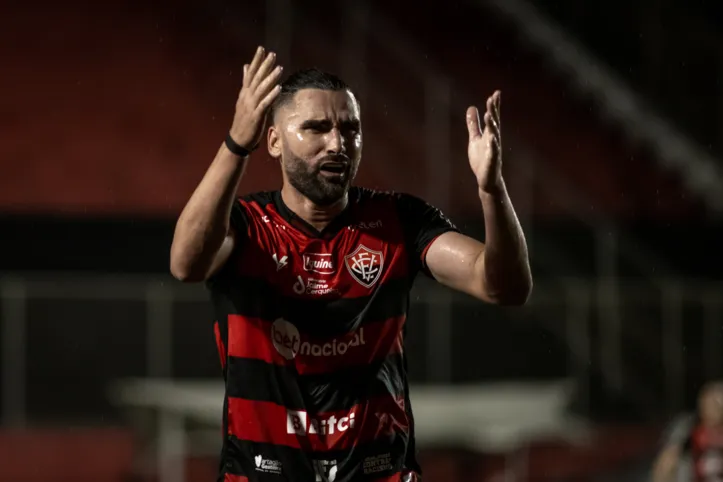 Léo Gamalho lamenta chance perdida em jogo da Copa do Nordeste