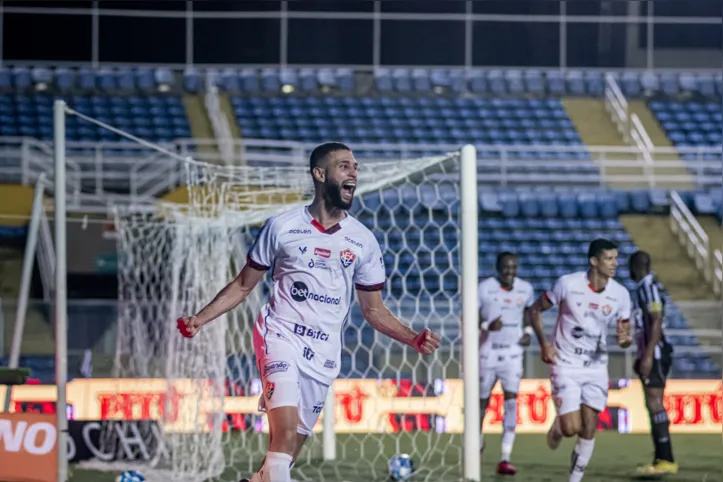 Wagner Leonardo comemora gol do Vitória no início da Série B