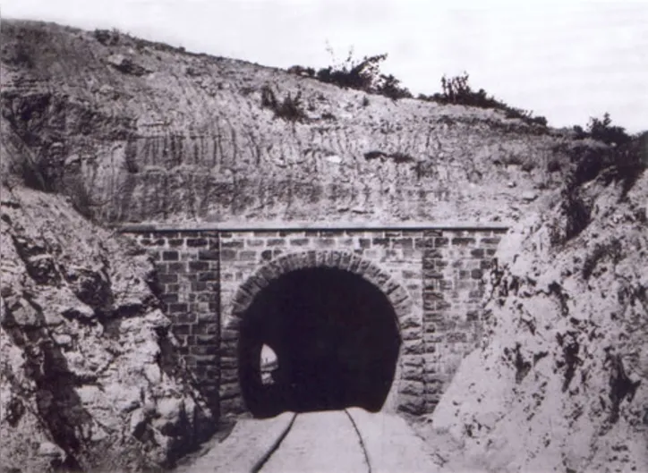 Entrada do túnel de Periperi, em 1860, retirada do livro "Bahia: Velhas Fotografias 1858-1900", de Gilberto Ferrez