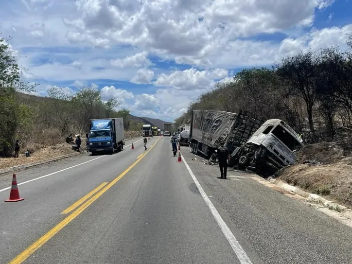Caminhão pegou fogo após a batida