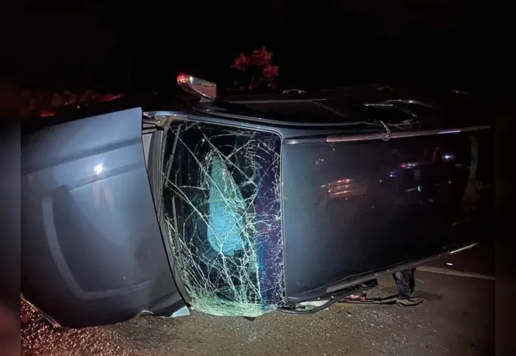 Carro capotou após colidir com carreta