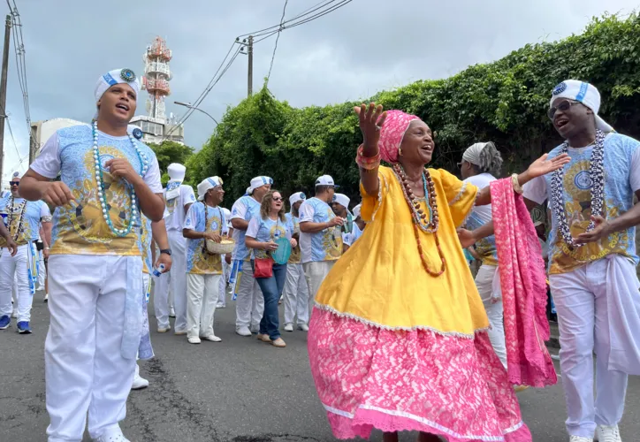 Filhos de Gandhy reúnem apaixonados pelo afoxé em tapete branco da paz