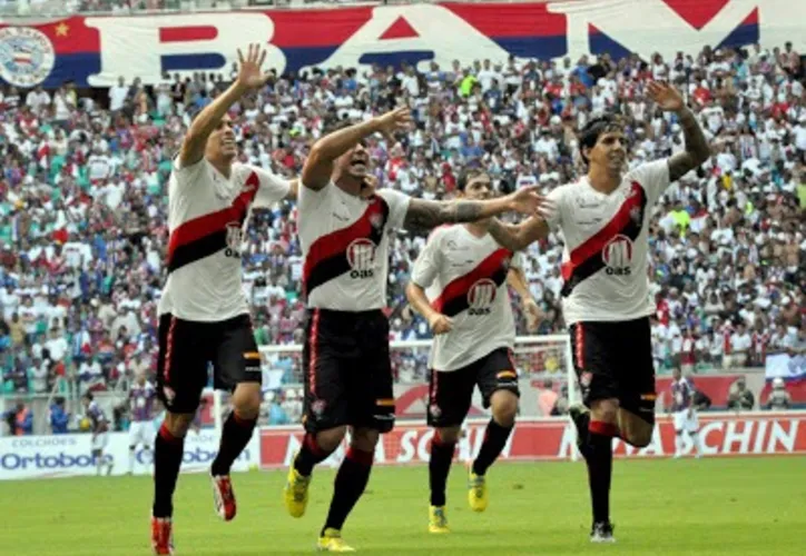 Jogadores do Vitória comemorando goleada