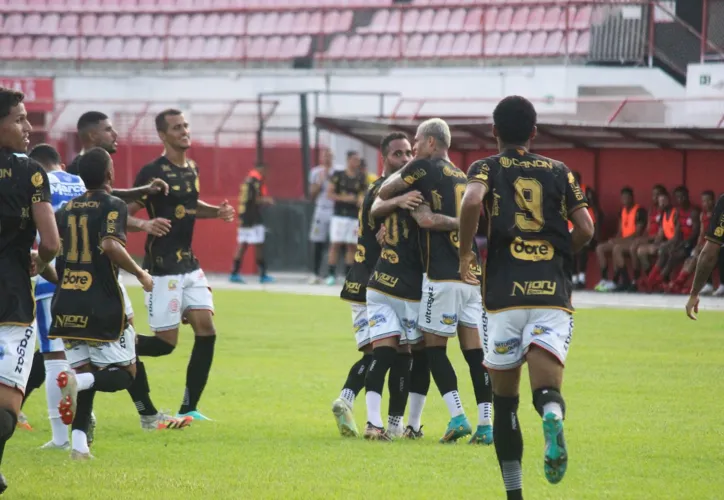 Jogadores do Atlético comemoram gol sobre o Olímpico-SE