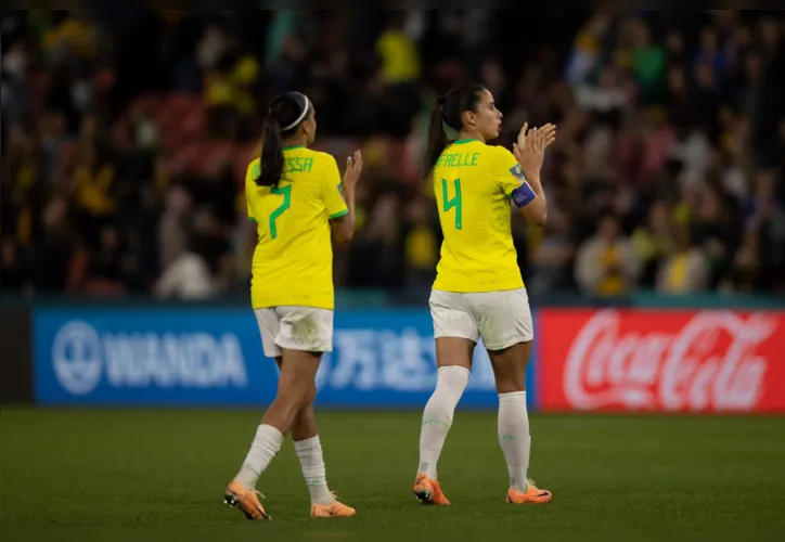Rafaelle e Andressa Alves após jogo da Copa do Mundo feminina