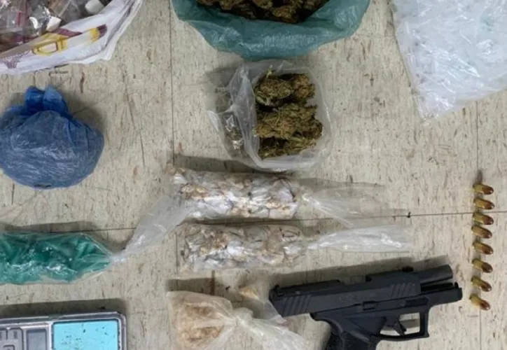 29 pedras de crack, 200 embalagens de maconha, 40 pinos de cocaína e uma pistola 9mm  foram apreendidos na ação