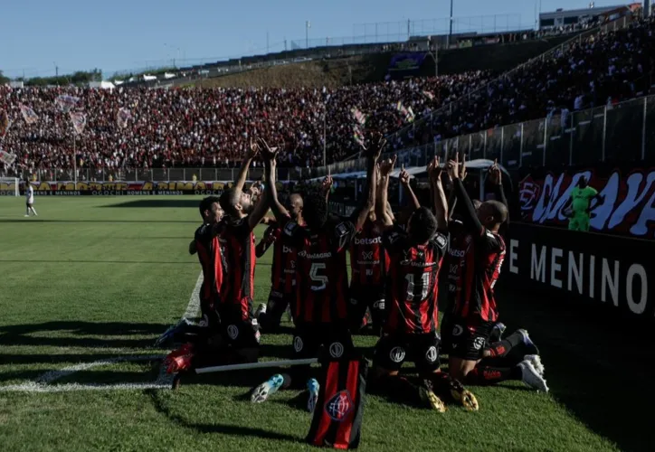 Jogadores do Vitória comemoram gol de Osvaldo, no primeiro tempo