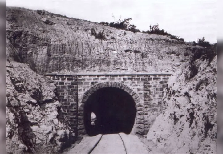 Entrada do túnel de Periperi, em 1860, retirada do livro "Bahia: Velhas Fotografias 1858-1900", de Gilberto Ferrez