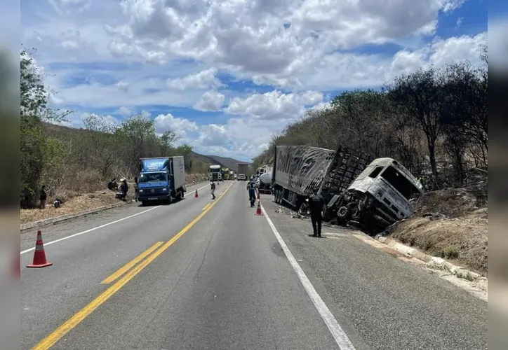 Caminhão pegou fogo após a batida