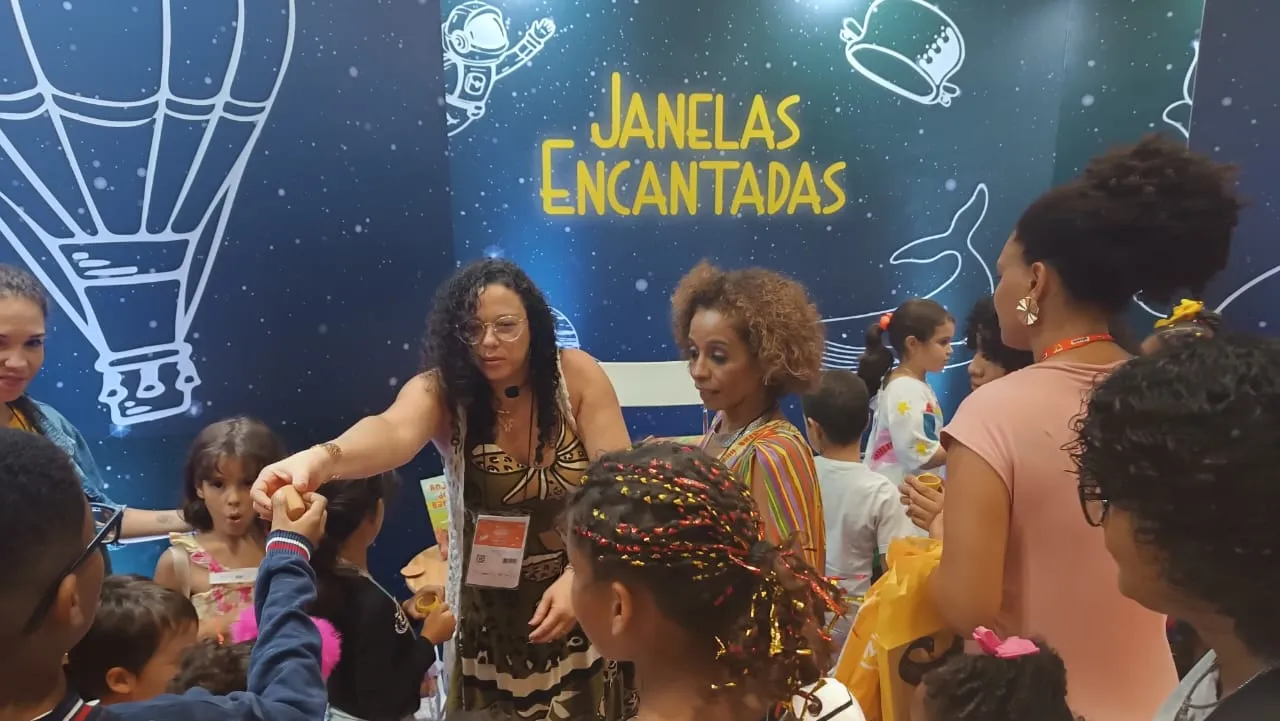 Escritora participa da programação da Bienal do Livro Bahia