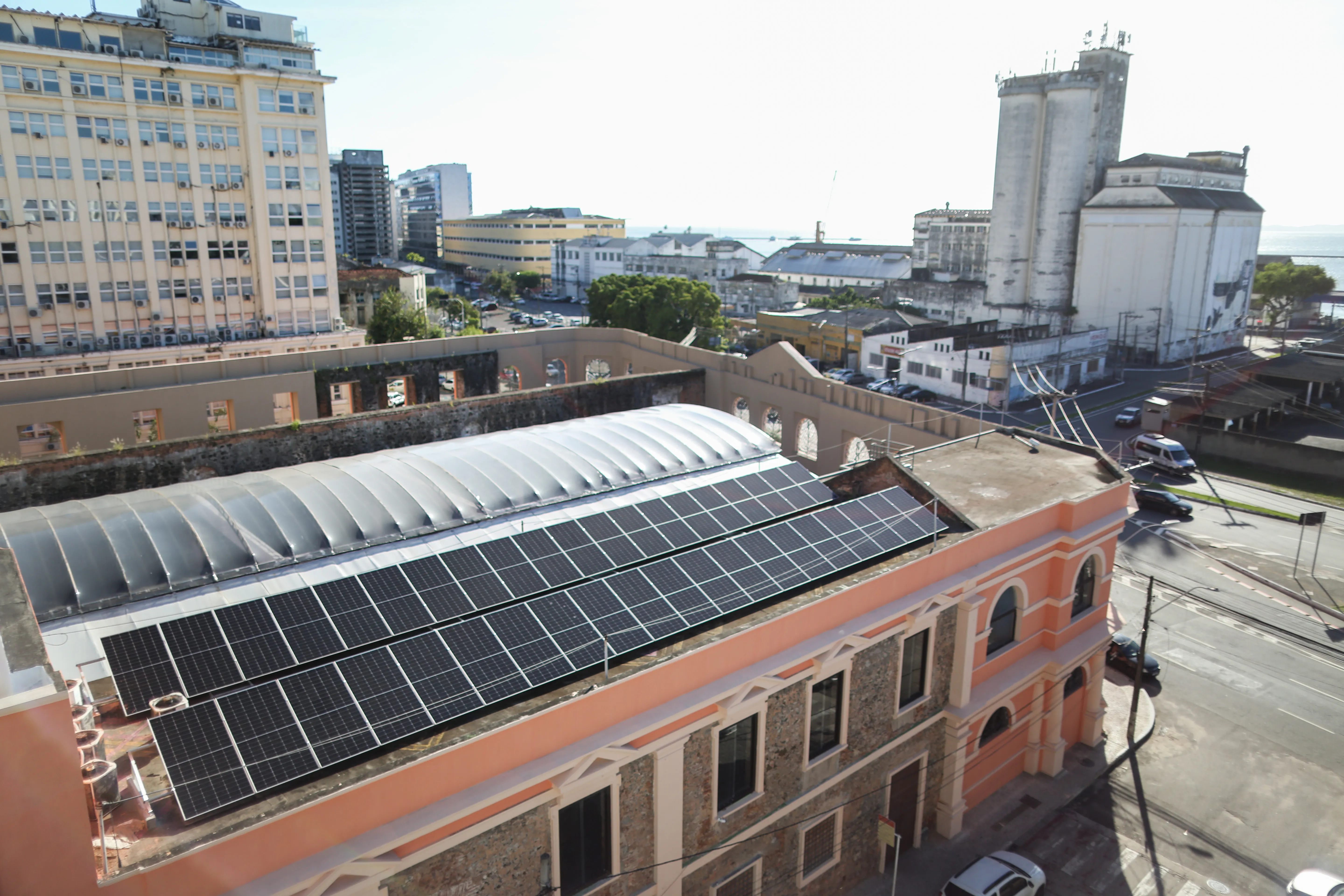 As usinas solares instaladas no teto ou no solo fazem parte da modalidade de geração distribuída
