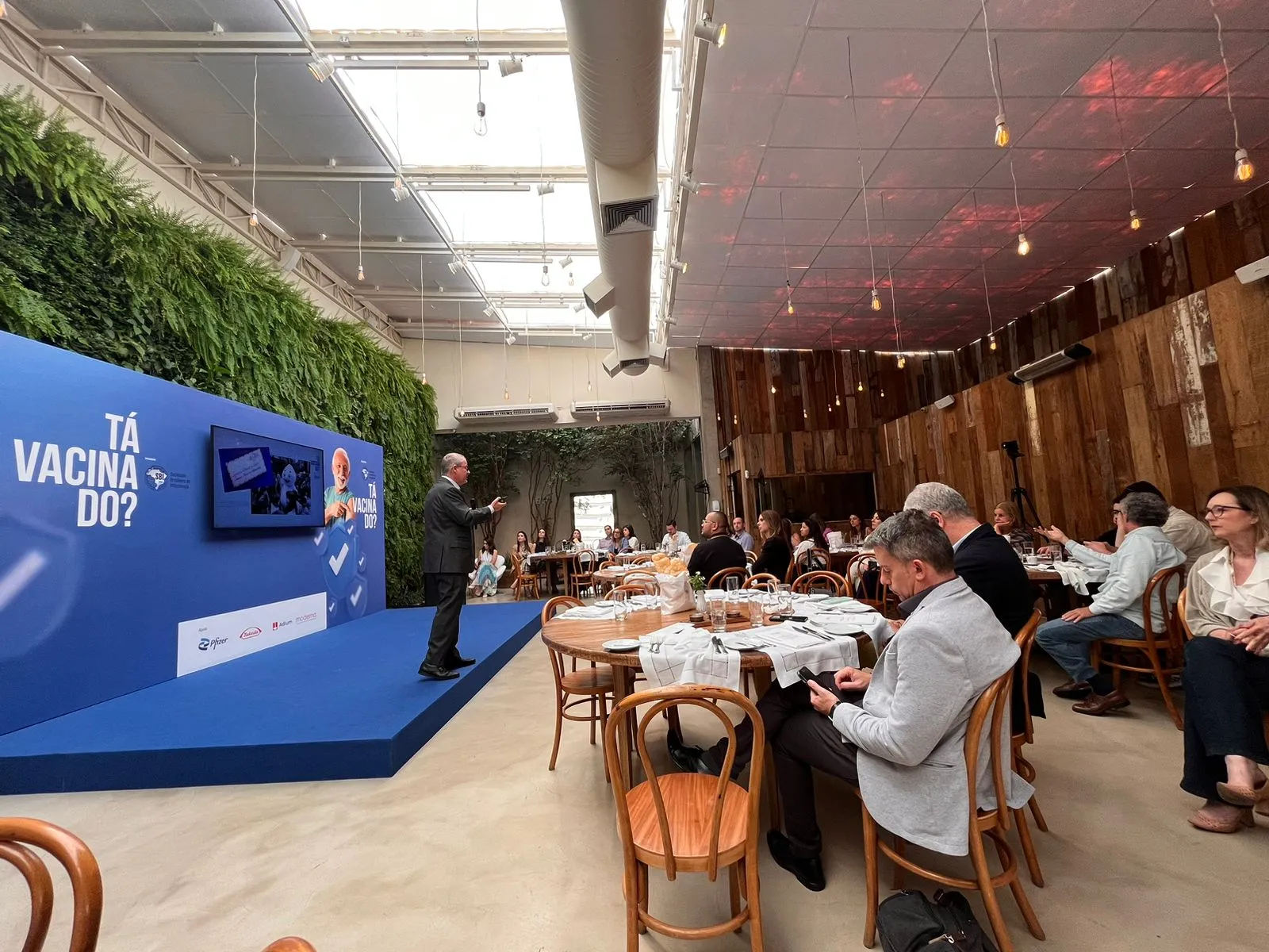 Imagem ilustrativa da imagem Baixa ades&atilde;o de vacina&ccedil;&atilde;o contra dengue e Covid preocupa m&eacute;dicos