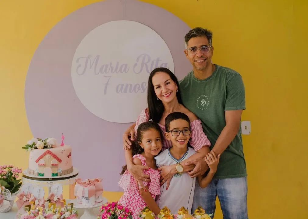 Alysson,  a esposa Mayanna e os filhos Pedro Antônio e Maria Rita