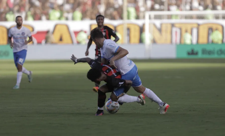 Bahia e Vitória se enfrentaram na tarde deste domingo, 31.