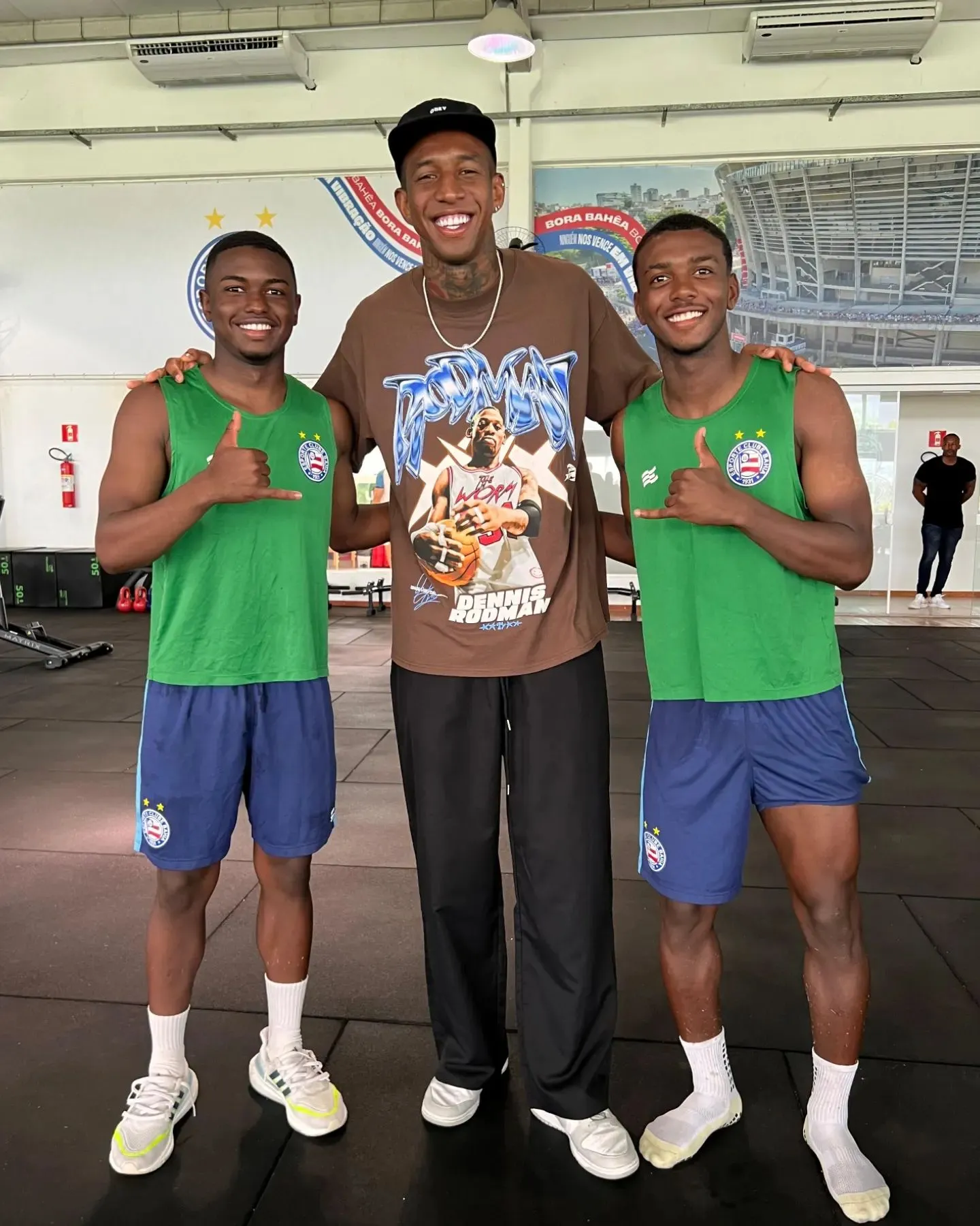Anderson Talisca posa para foto com Sidney e Roger Gabriel, promessas do Bahia