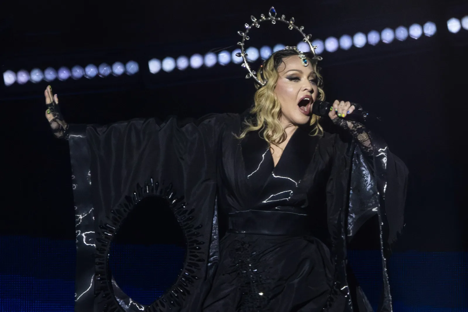 Imagem ilustrativa da imagem Em show histórico, Madonna reúne 1,6 milhão de pessoas no Rio