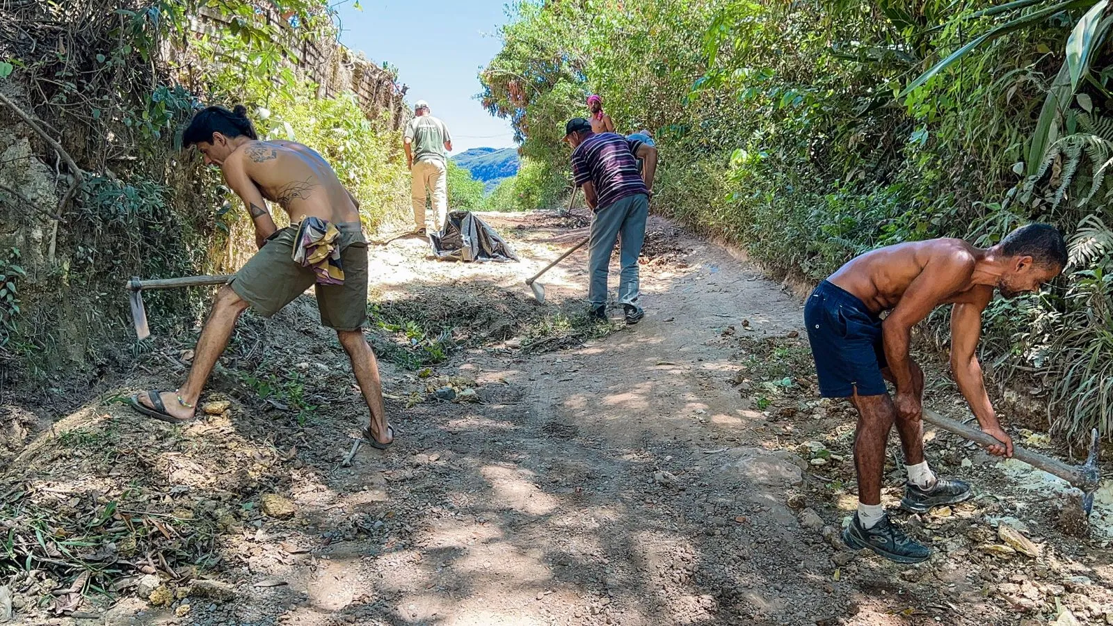 Moradores do Vale do Capão costumam se unir para consertar as ruas internas da região