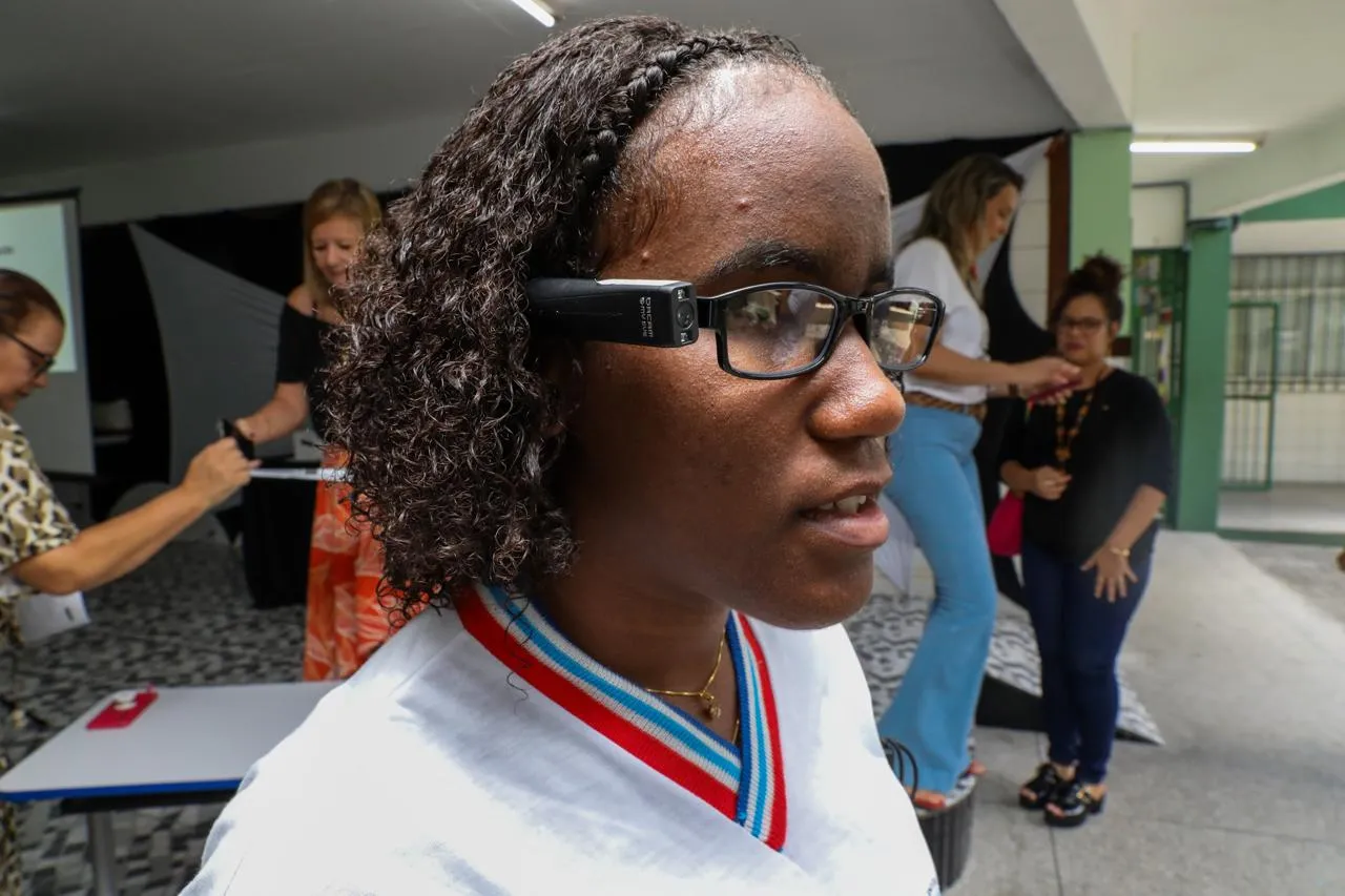 Imagem ilustrativa da imagem Estudantes baianos com deficiência visual recebem óculos inteligentes