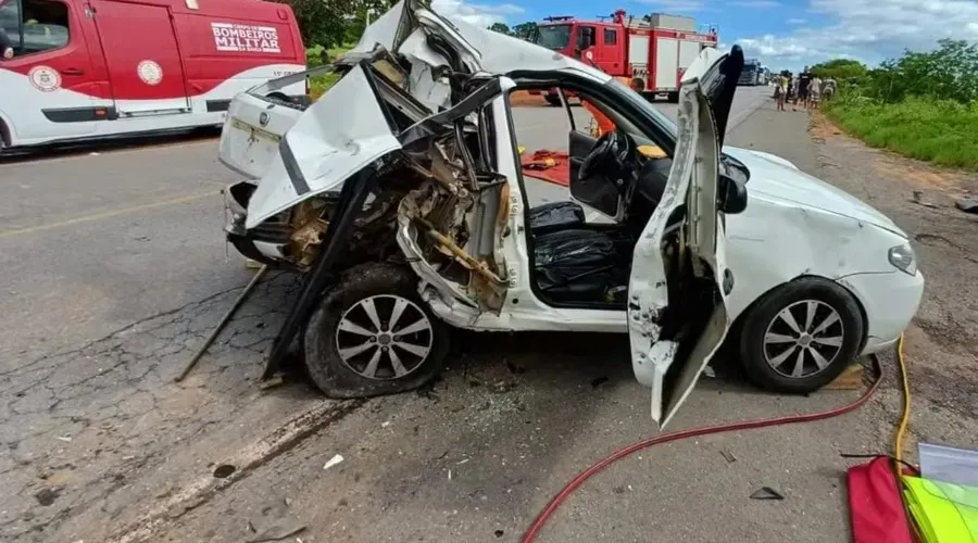 Imagem ilustrativa da imagem Grave acidente de moto mata casal e mais um jovem em rodovia na Bahia