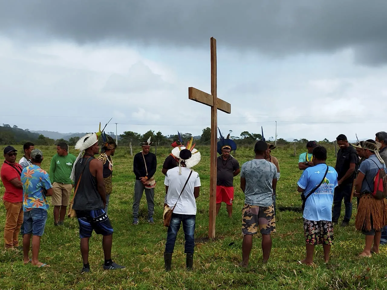 Em um ato de resistência Pataxó, uma cruz foi erguida no local em que o adolescente Gustavo Conceição Silva, 14 anos, foi morto em um ataque de homens armados