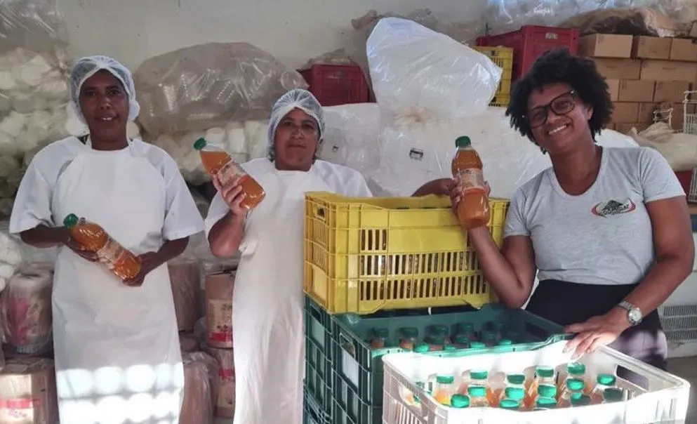 Mulheres da Cooproaf atuam na produção e comercialização de refresco de frutas