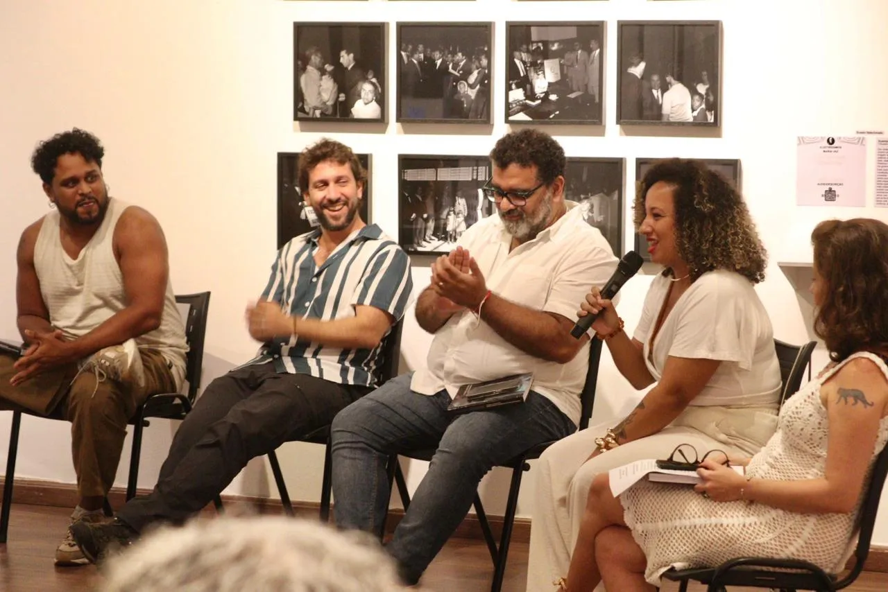 Dois dos premiados da edição, Amanda Tropicana e Matheus L8, se reuniram para um bate-papo de encerramento da exposição, junto com o presidente da Comissão de Seleção, Rafael Martins e a mediação do curador da exposição, Marcelo Campos