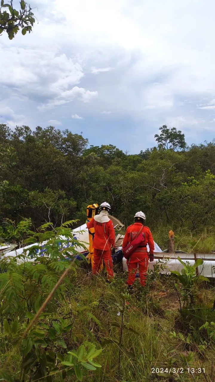 12 bombeiros estão em busca das vítimas