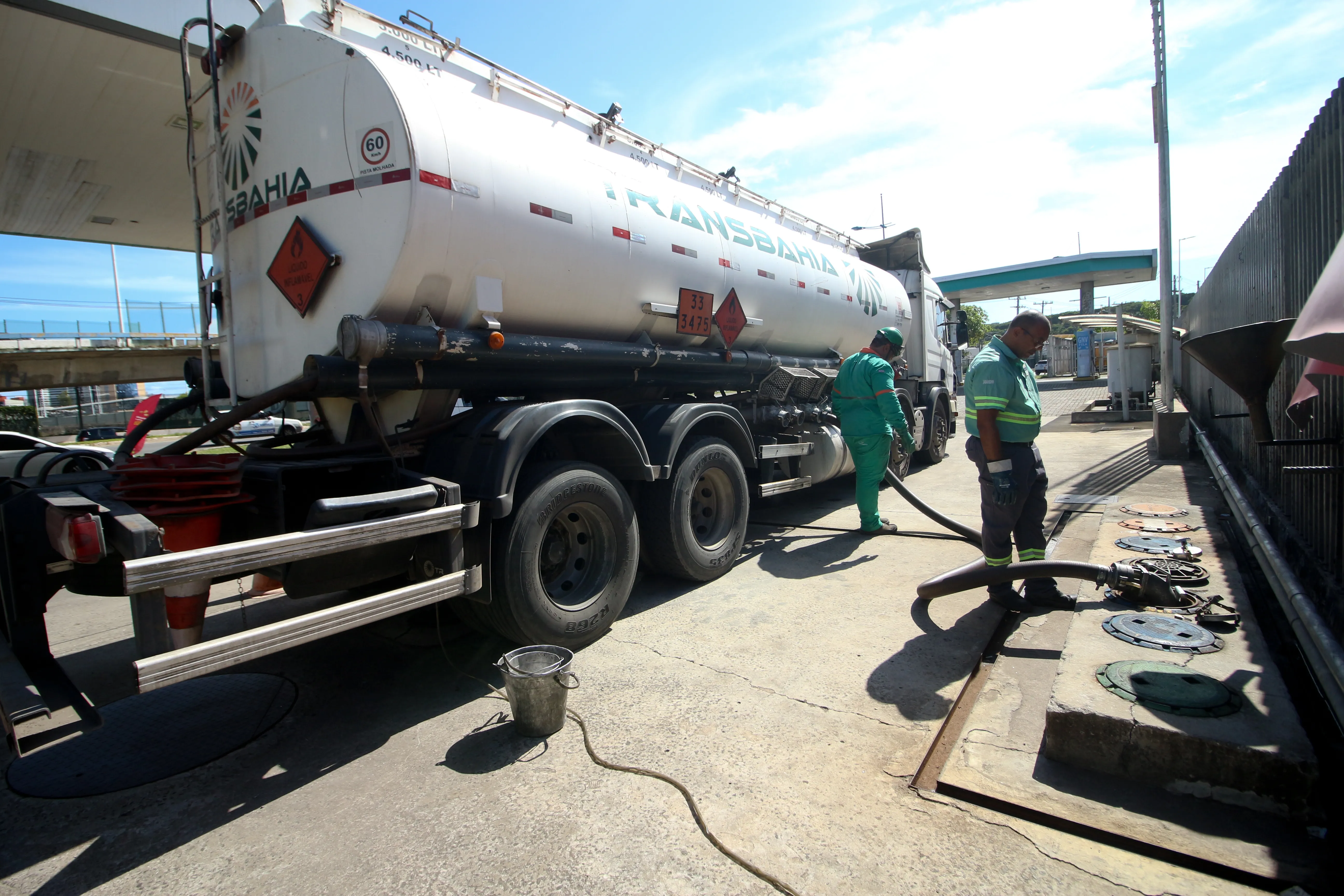 Reabastecimento de gasolina no posto Mataripe localizado próximo à Rodoviaria de Salvador