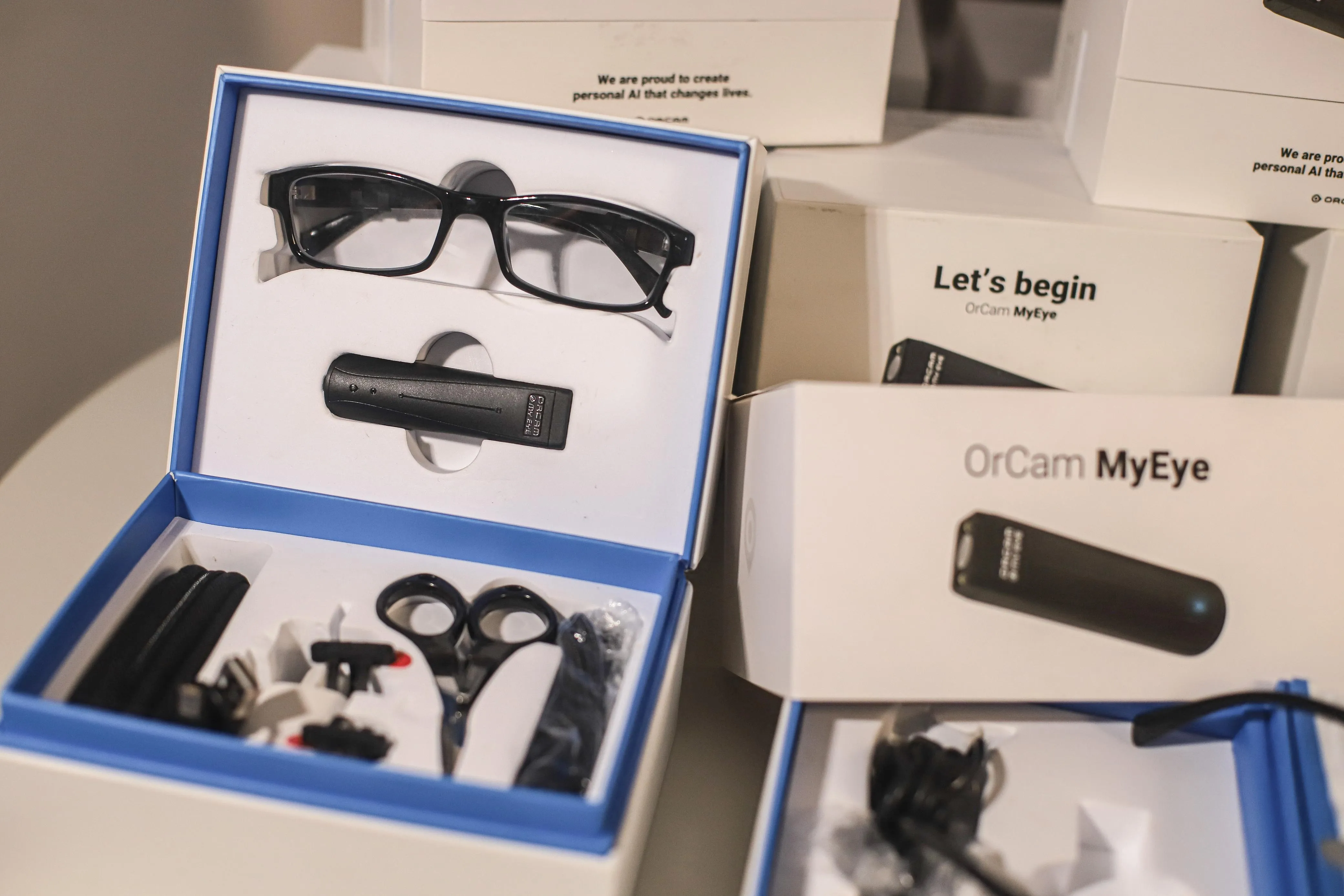 OrCam MyEye é um equipamento de visão artificial com uma câmera inteligente de leitura instantânea de textos