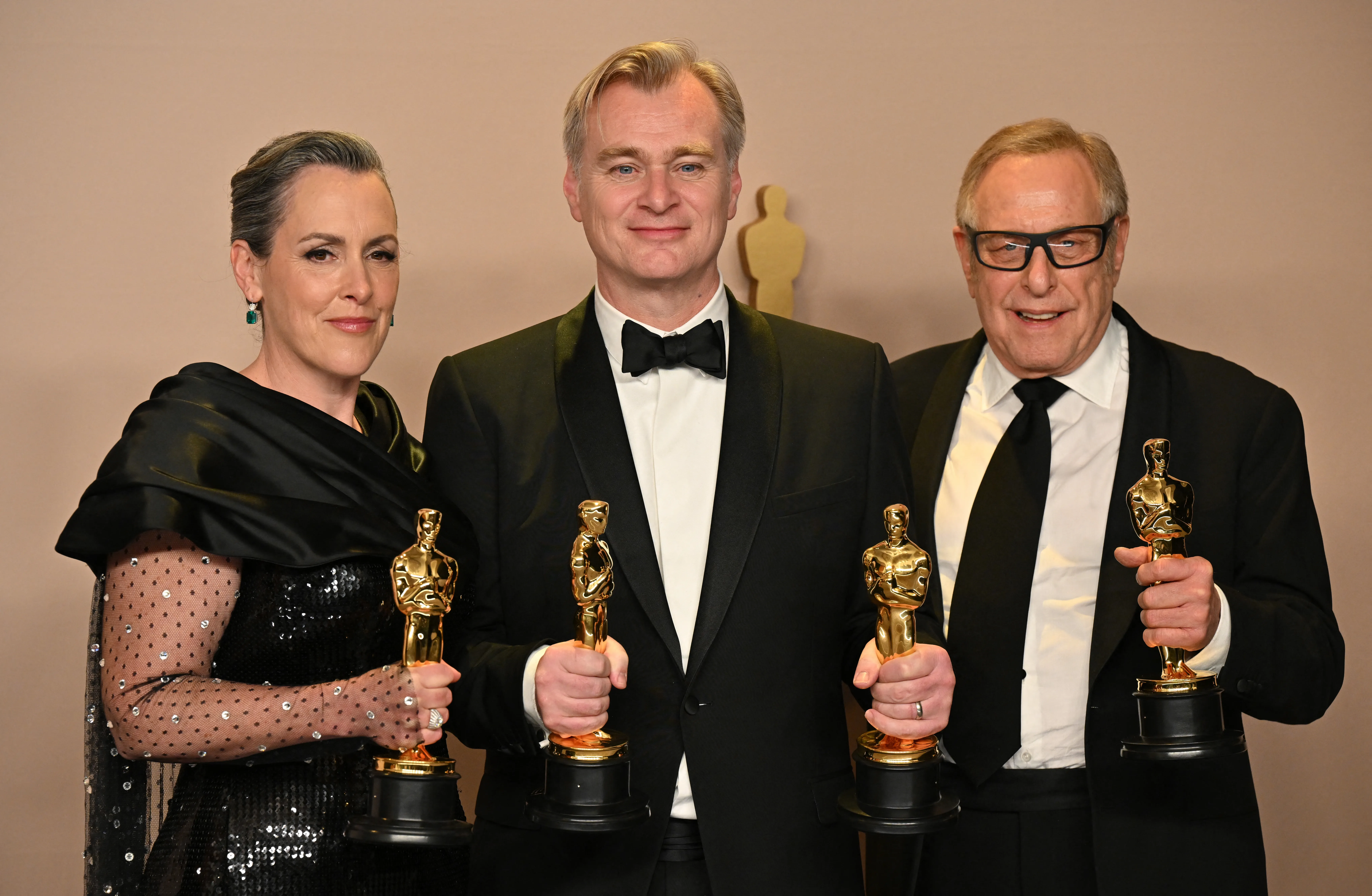 Christopher Nolan (no centro) levou estatueta de Melhor Direção por Oppenheimer