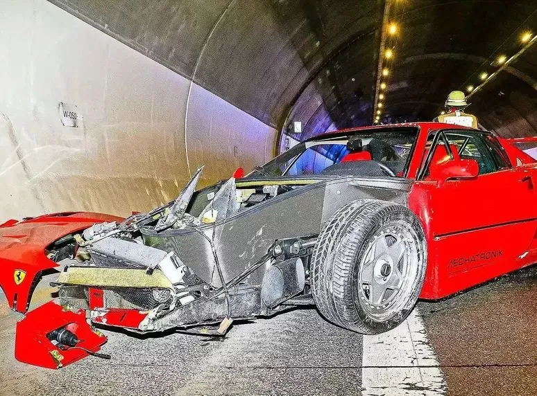 Imagem ilustrativa da imagem Vendedor de concessionária pega Ferrari para dar volta e destrói carro