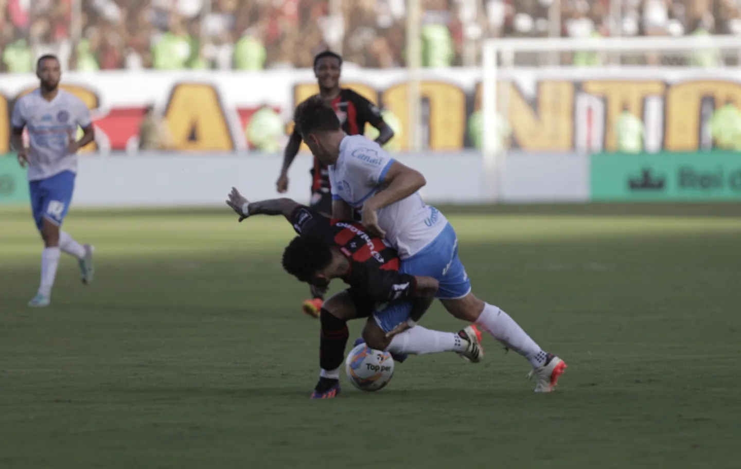 Bahia e Vitória se enfrentaram na tarde deste domingo, 31.