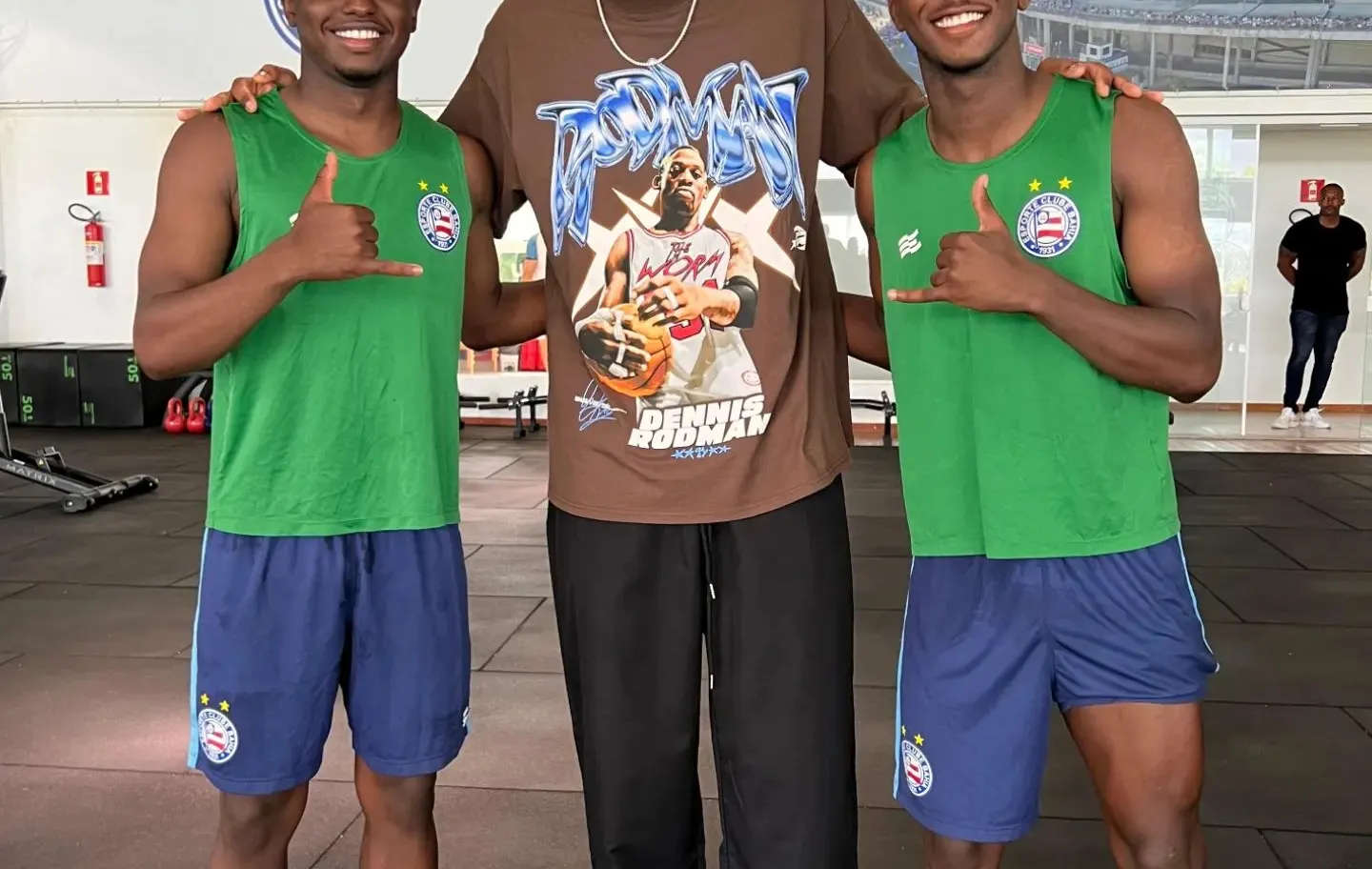Anderson Talisca posa para foto com Sidney e Roger Gabriel, promessas do Bahia