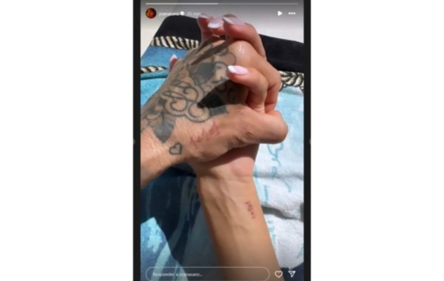 Esposa de Daniel Alves publica foto de mãos dadas com ex-jogador