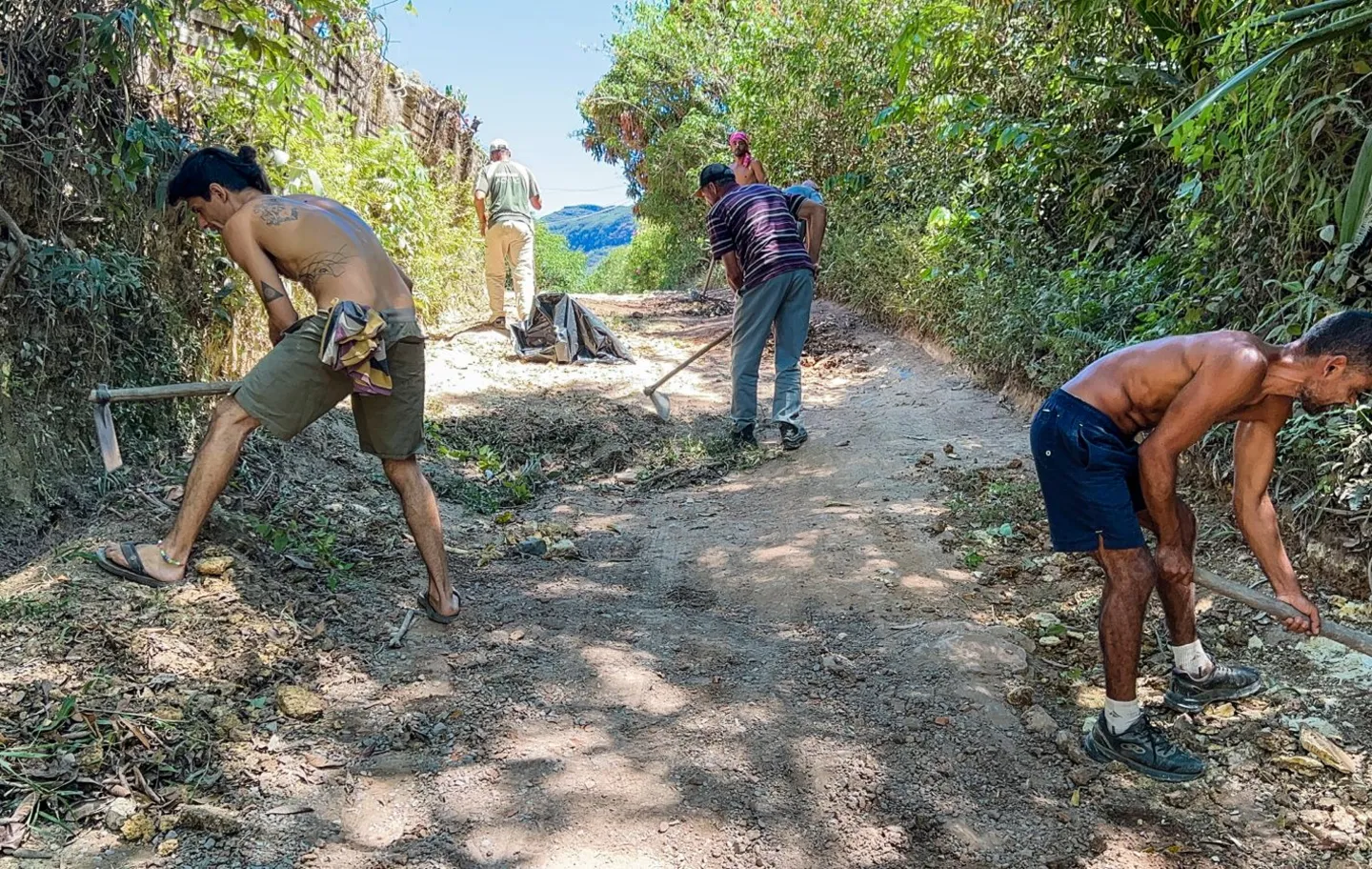 Moradores do Vale do Capão costumam se unir para consertar as ruas internas da região